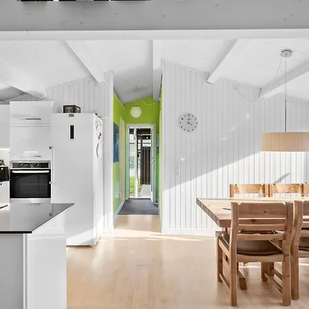 Vakantiehuis Three-bedroom In Vaggerlose