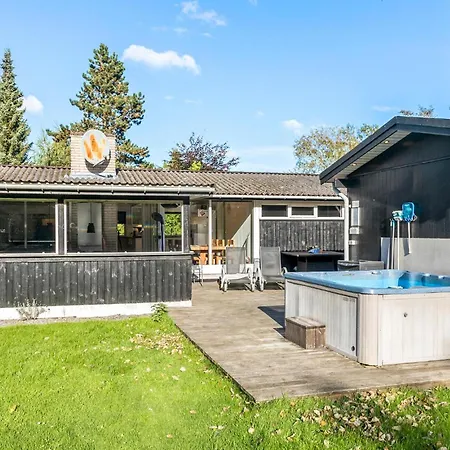 Three-bedroom In Vaggerlose